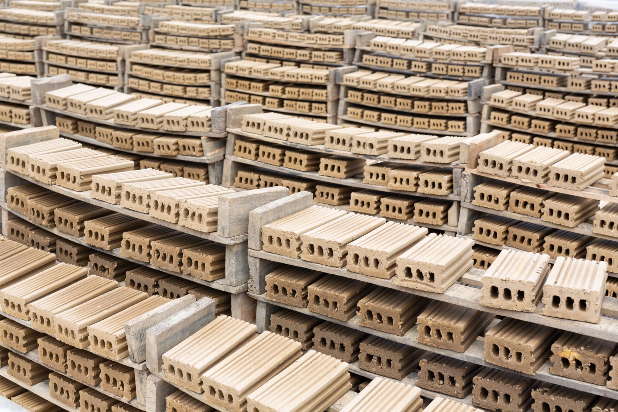sistem informasi inventory gudang (https://tallysolutions.com/id/inventory/tujuan-fungsi-manajemen-inventaris/)