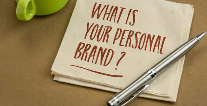 Personal branding dapat diartikan sebagai upaya seorang individu dalam mempromosikan atau memasarkan pengalaman atau karier.