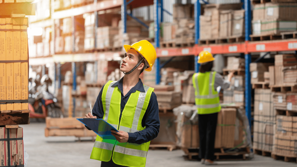 warehouse distribution memantau barang