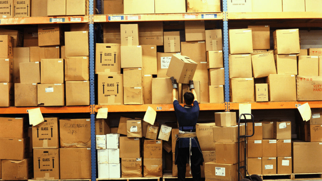 warehouse distribution menyusun barang