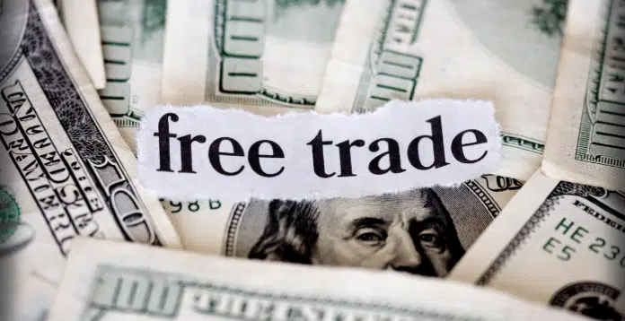 pasar bebas adalah penjual dan pembeli memiliki kebebasan dalam berdagang