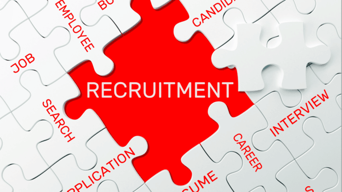 E-recruitment adalah penggunaan internet untuk menarik karyawan yang potensial ke dalam suatu perusahaan,