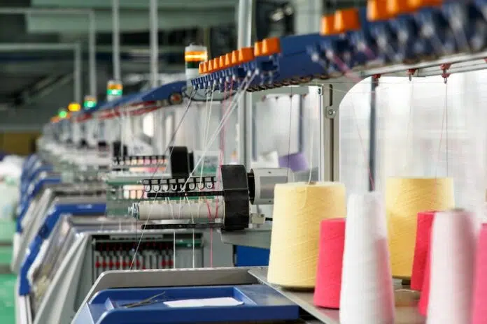 Tekstil adalah material fleksibel yang terbuat dari tenunan benang.
