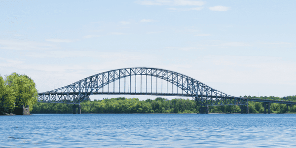 konstruksi jembatan arch yang berarti lengkungan