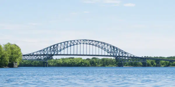 konstruksi jembatan arch yang berarti lengkungan