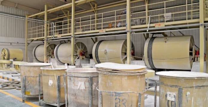 Cara Efisiensikan Operasional Pabrik Keramik Tangerang dengan Software Manufaktur